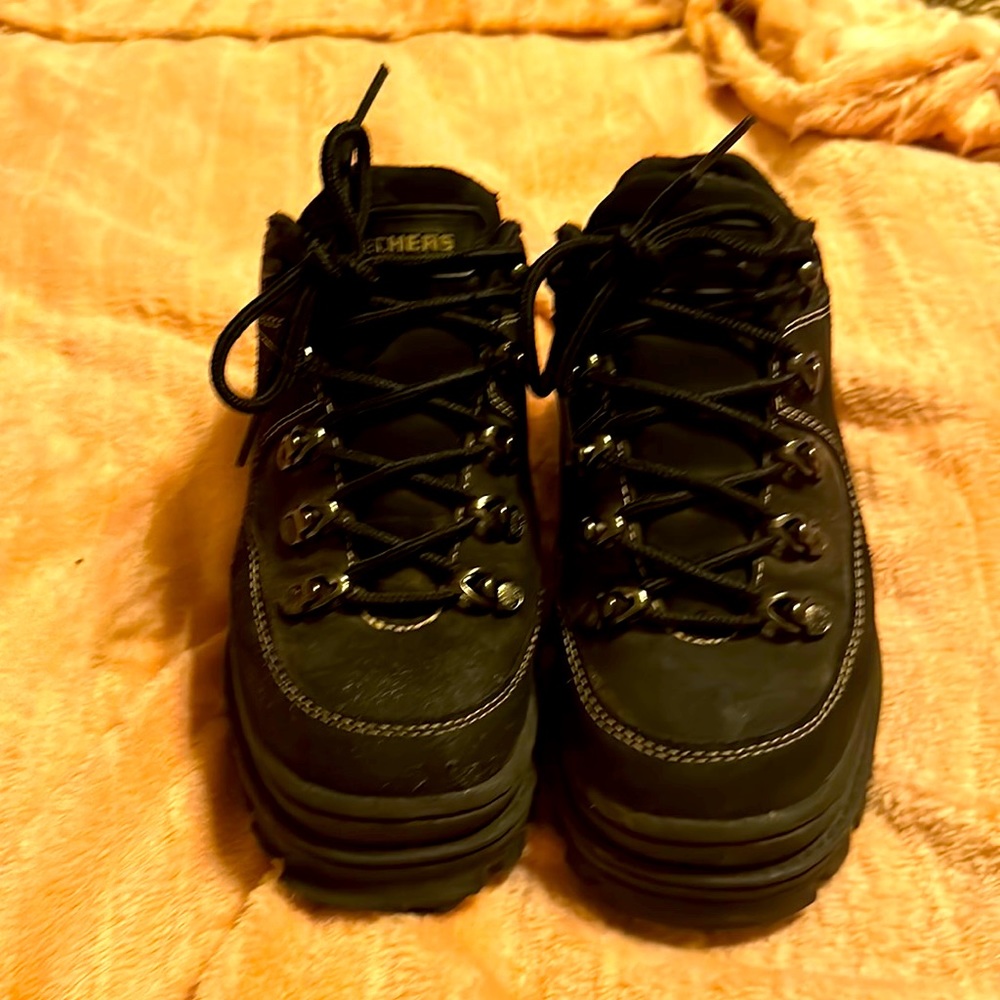 Sketchers size 7 mid ankle boots